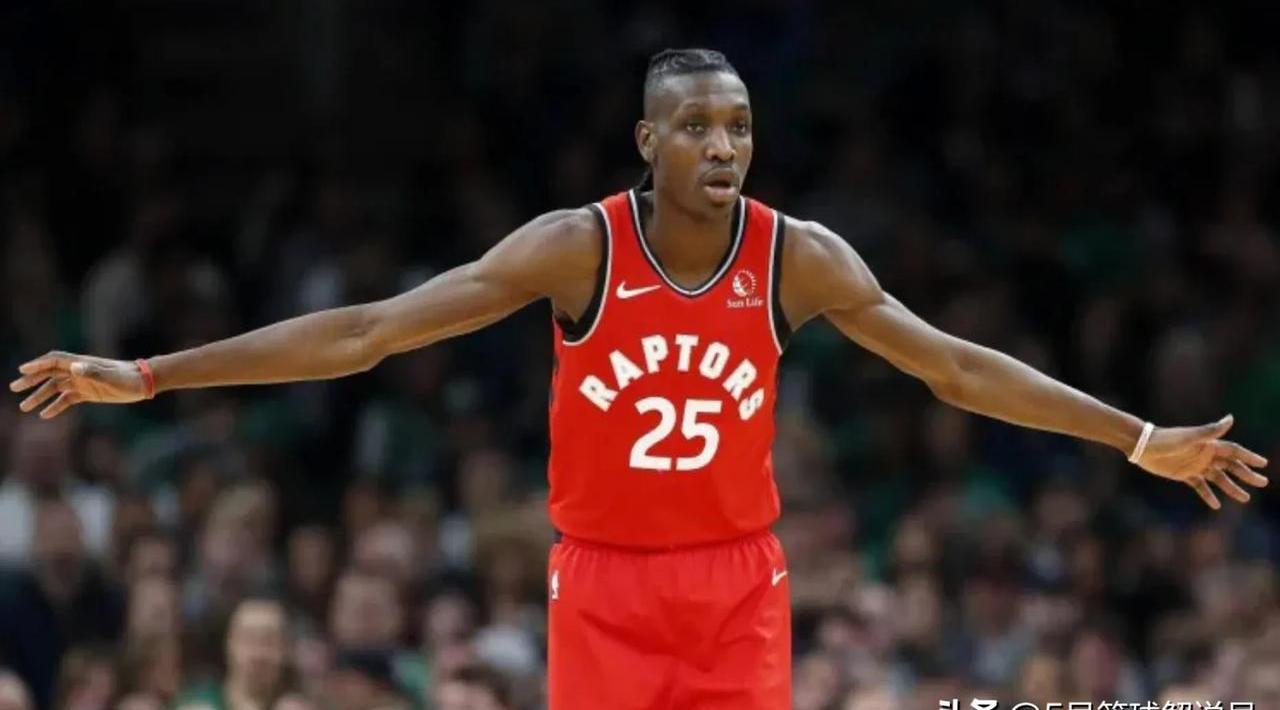 猛龙前锋持球找机会投篮，助球队逆袭成功