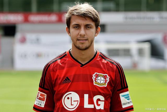 包含勒沃库森客场战平柏林赫塔，保持不败战绩的词条