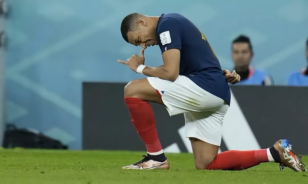 法国队轻松晋级，姆巴佩梅开二度的简单介绍