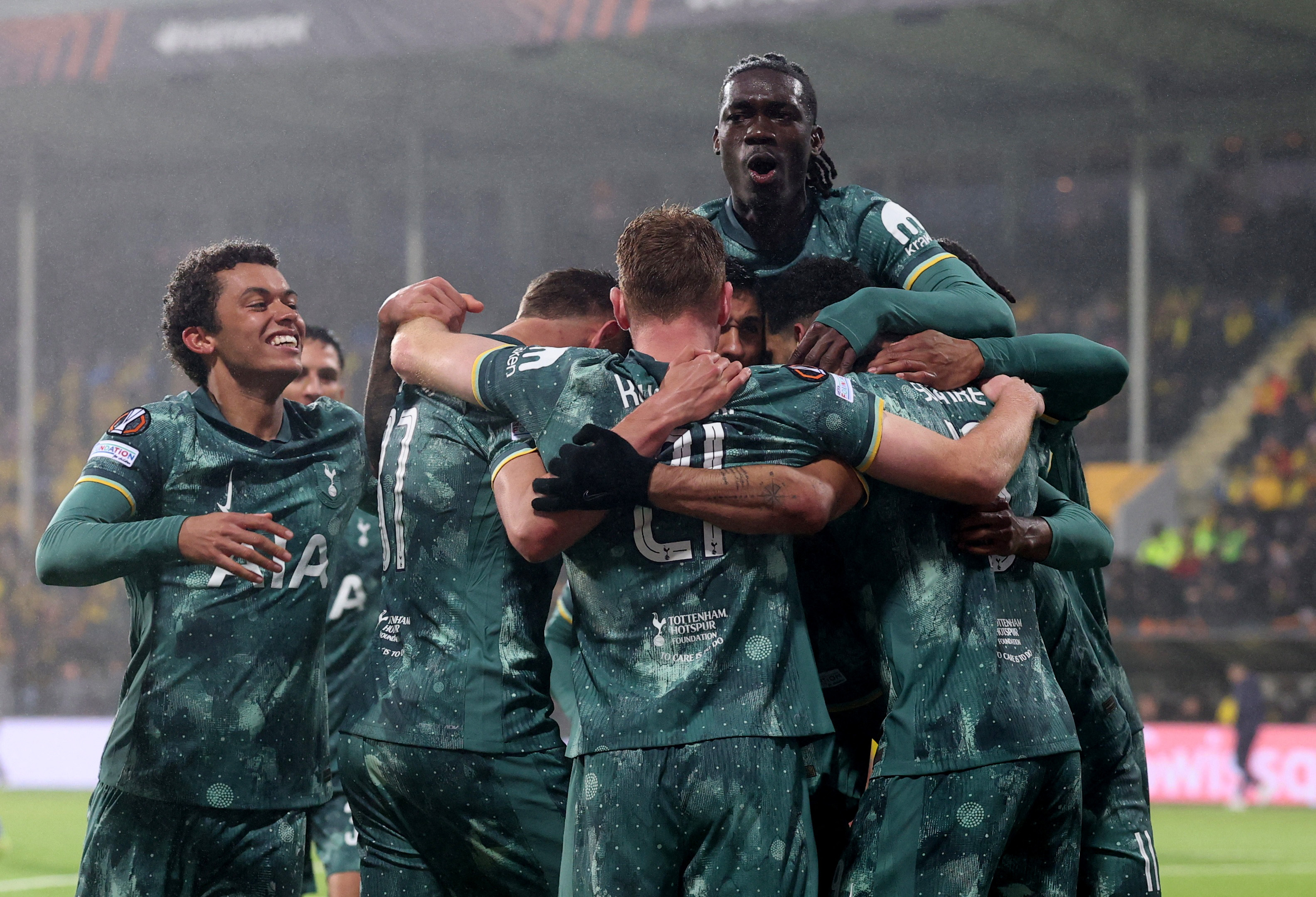 包含足球比赛精彩纷呈，体育风暴席卷全球的词条