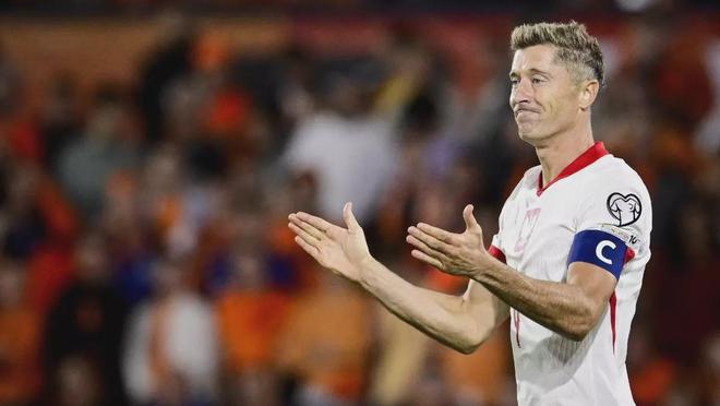 包含PSG横扫切尔西，莱万送出关键助攻焦点之战四强赛，留下经典瞬间的词条