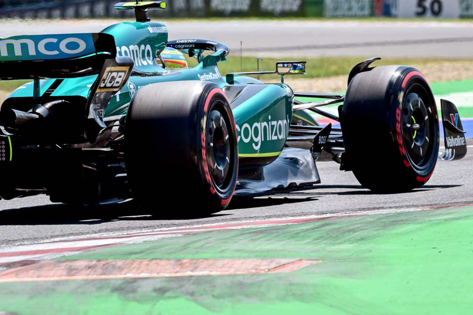 关于阿斯顿马丁鏖战迈凯伦，阿隆索扛起全队的信息